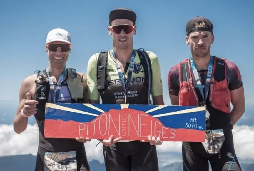 William Even, vainqueur de la 0-3000 2024, ici au sommet du Piton des Neiges aux côtés de Nicolas Raybaud (2ème), et Nicolas Combeau (3ème) -photo 0-3000