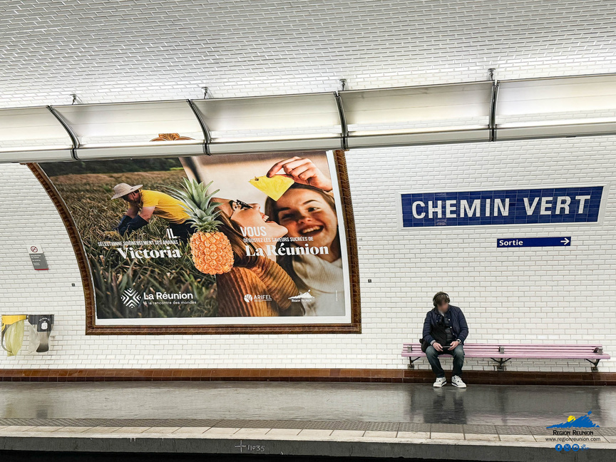 "Litchis" et ananas Victoria de La Réunion affichés dans le métro parisien