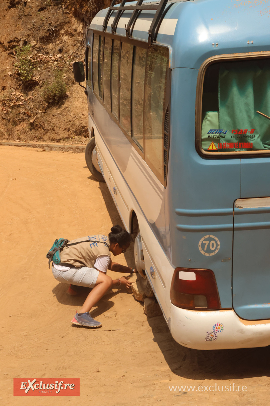 Il fallait bien caler quelques galets sous les roues du bus pour pouvoir continuer la route