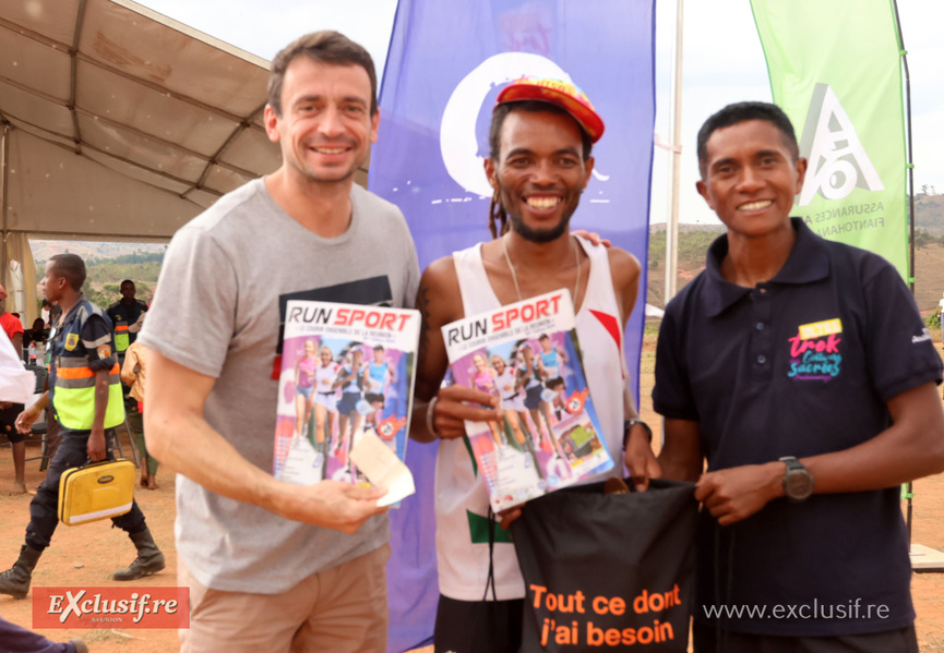 Hajananirina, le grand vainqneur du jour, félicité par son coach et Mamy. On devrait les retrouver au Trail du Volcan 2025