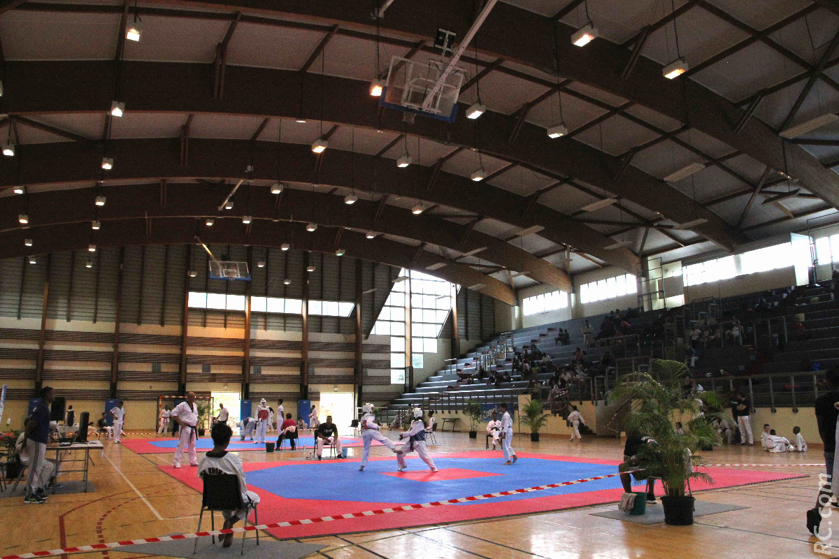 Dans un gymnase surchauffé...