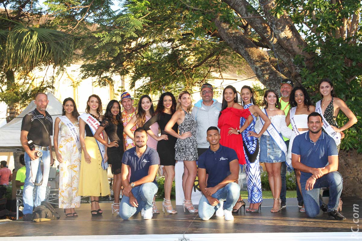 Les filles de Belle de France ont défilé dans les jardins de la mairie