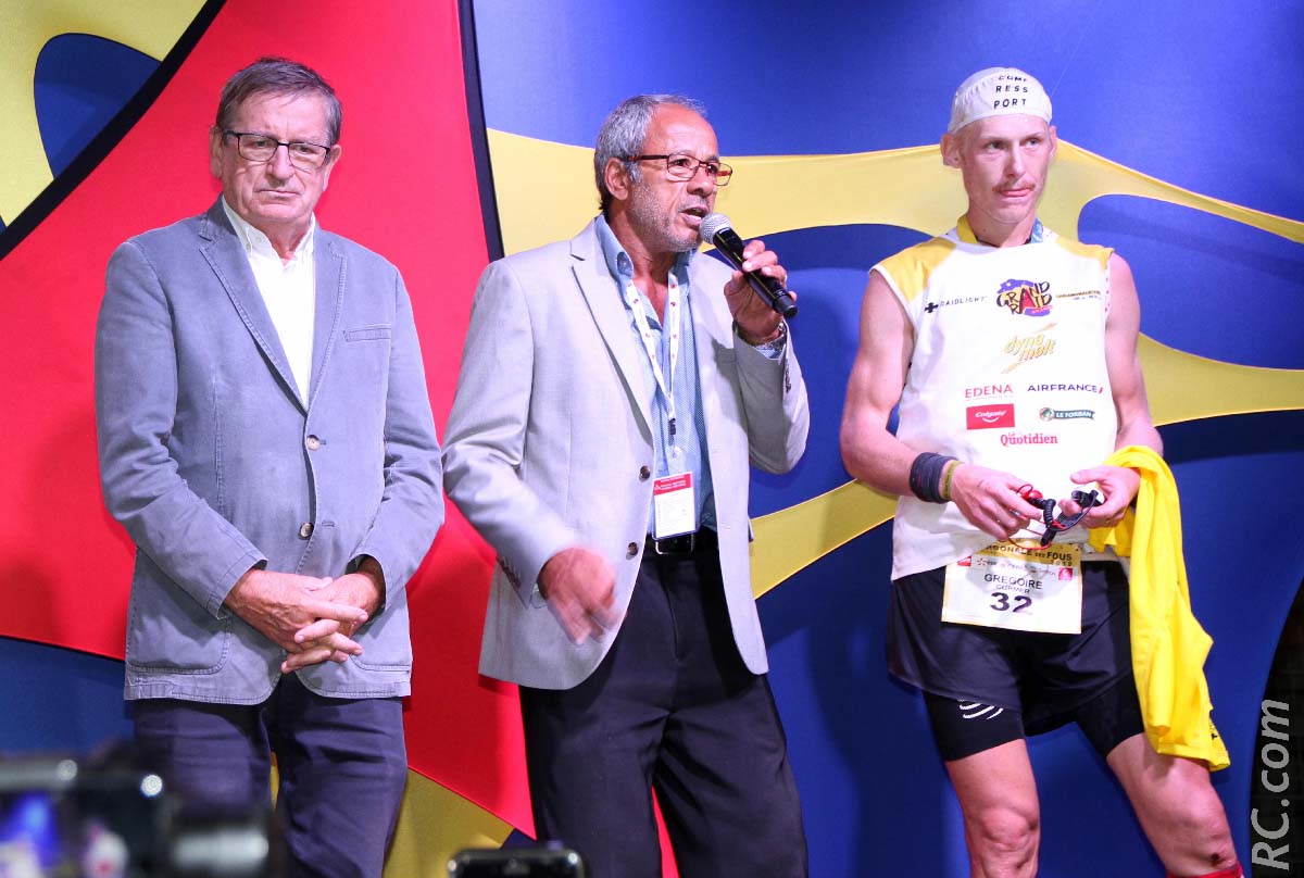 Les bravos de Dominique Fournel, vice-président à la Région Réunion et de Alain Couderc, adjoint aux sports à la mairie de Saint-Denis à Grégoire Curmer, le boss du Grand Raid 2019