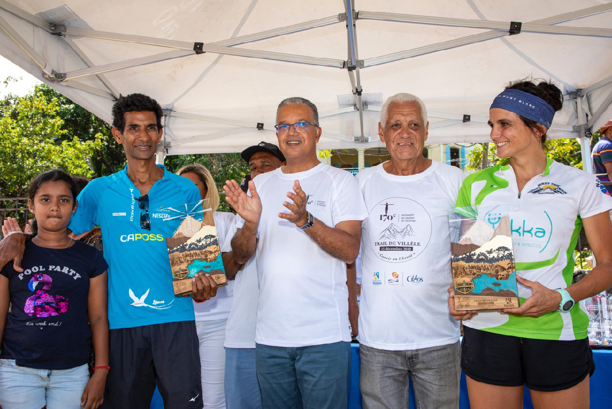 Les félicitations des présidents Cyril Melchior du Conseil Départemental et Jean-Claude Prianon de la Ligue Réunionnaise d'Athlétisme, aux vainqueurs du trail: Eddy Narayanin et Jennifer Sauvage