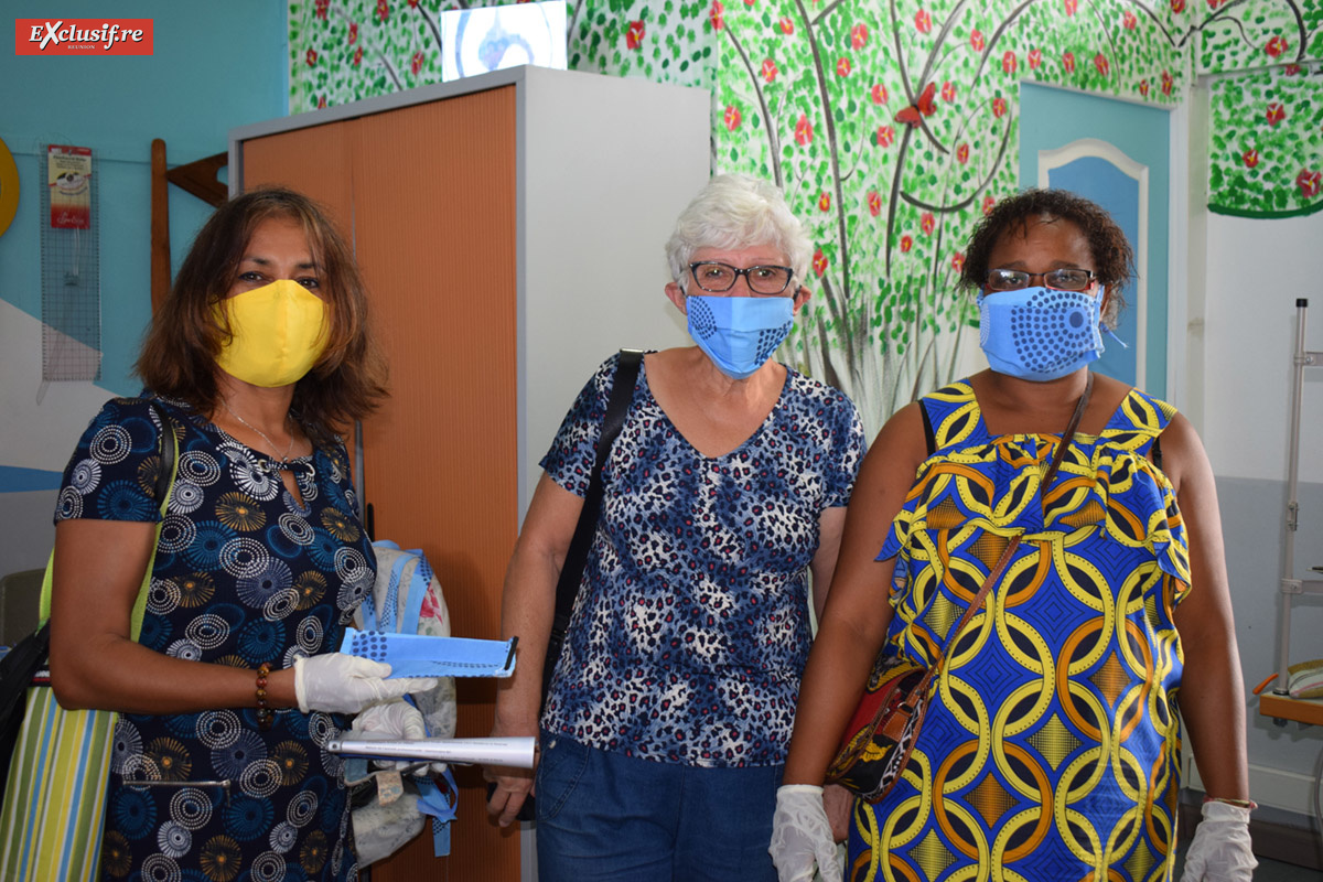 Nadine Millier (à gauche) et deux autres couturières qui fabriquent des masques