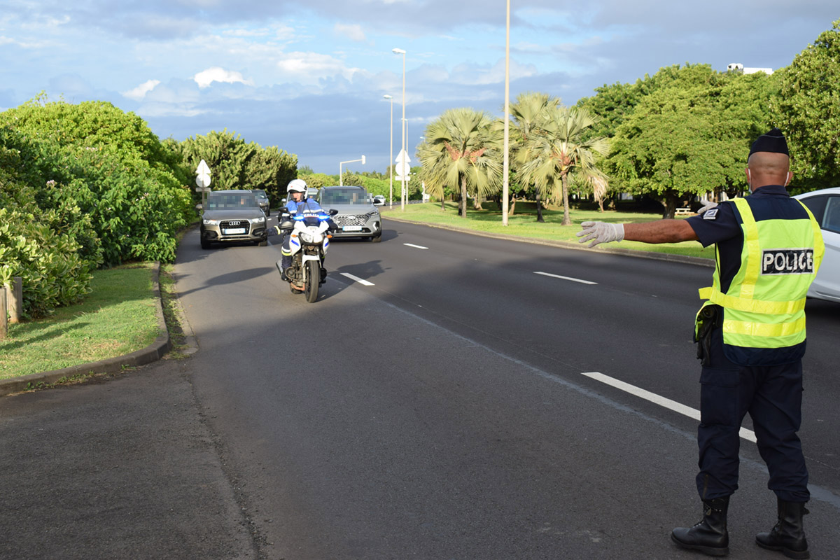 Le motard escorte le véhicule fautif jusqu'au point de verbalisation