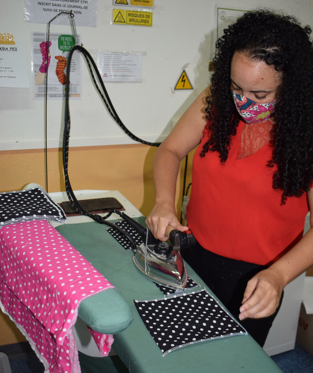 Confection de masques: le Préfet visite visite l’atelier de TiTang Récup’ 