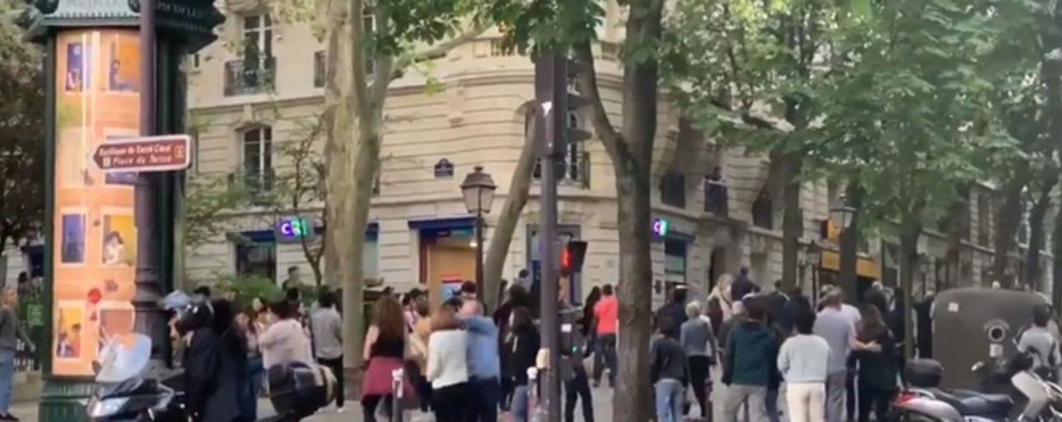 Une scène surréaliste dans une rue de Paris, ville confinée (photo CocoChrist)