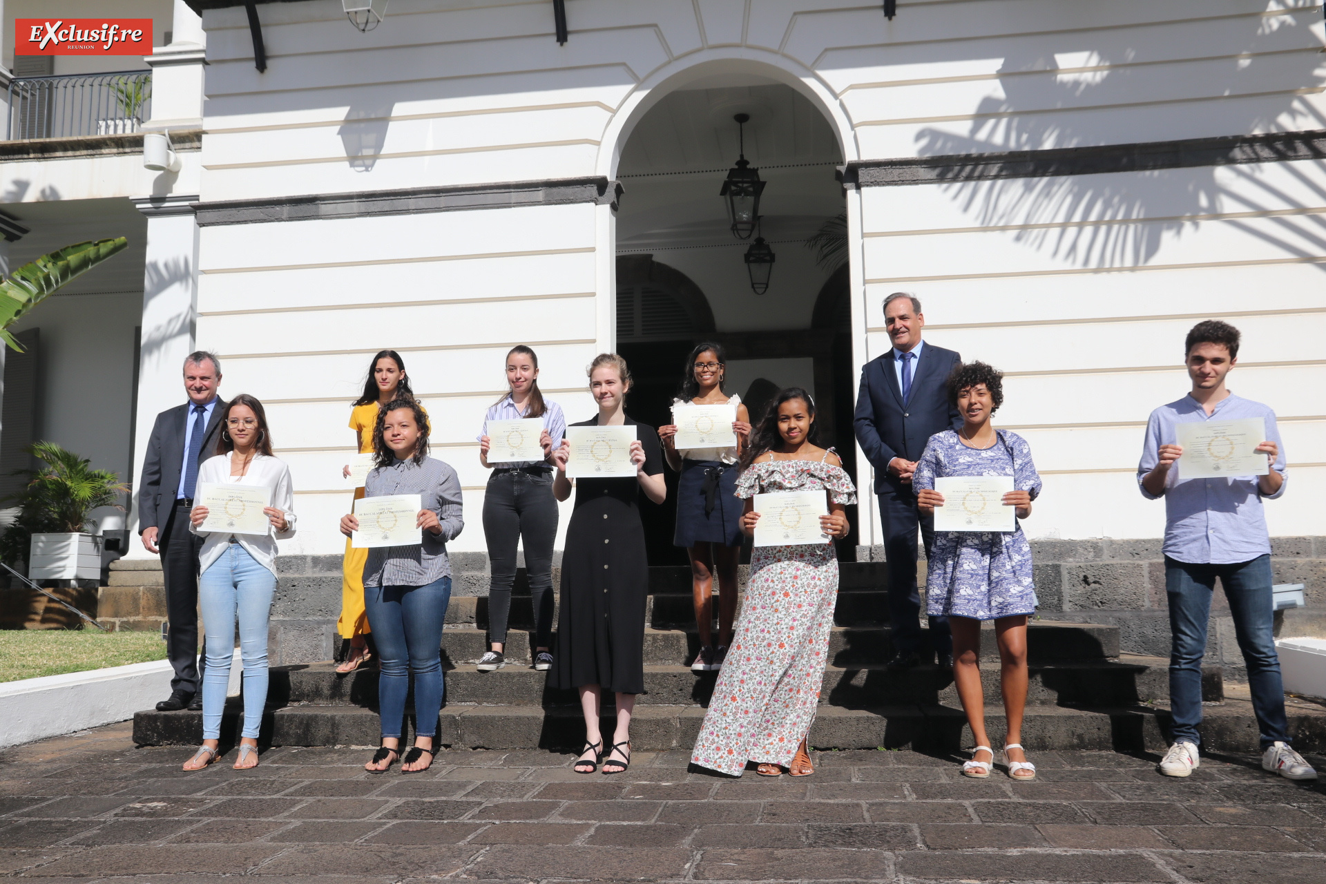 Les 9 bacheliers avec Jacques Billant, Préfet de La Réunion, et Francis Fonderflick, secrétaire général de l’Académie de La Réunion