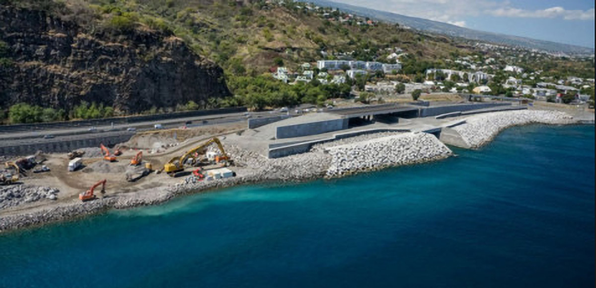 Imaginez le volume incroyable de roches nécessaires pour faire la route digue, pour combler la profondeur de l'océan et ensuite monter la route à 13 mètres de hauteur: travail titanesque!