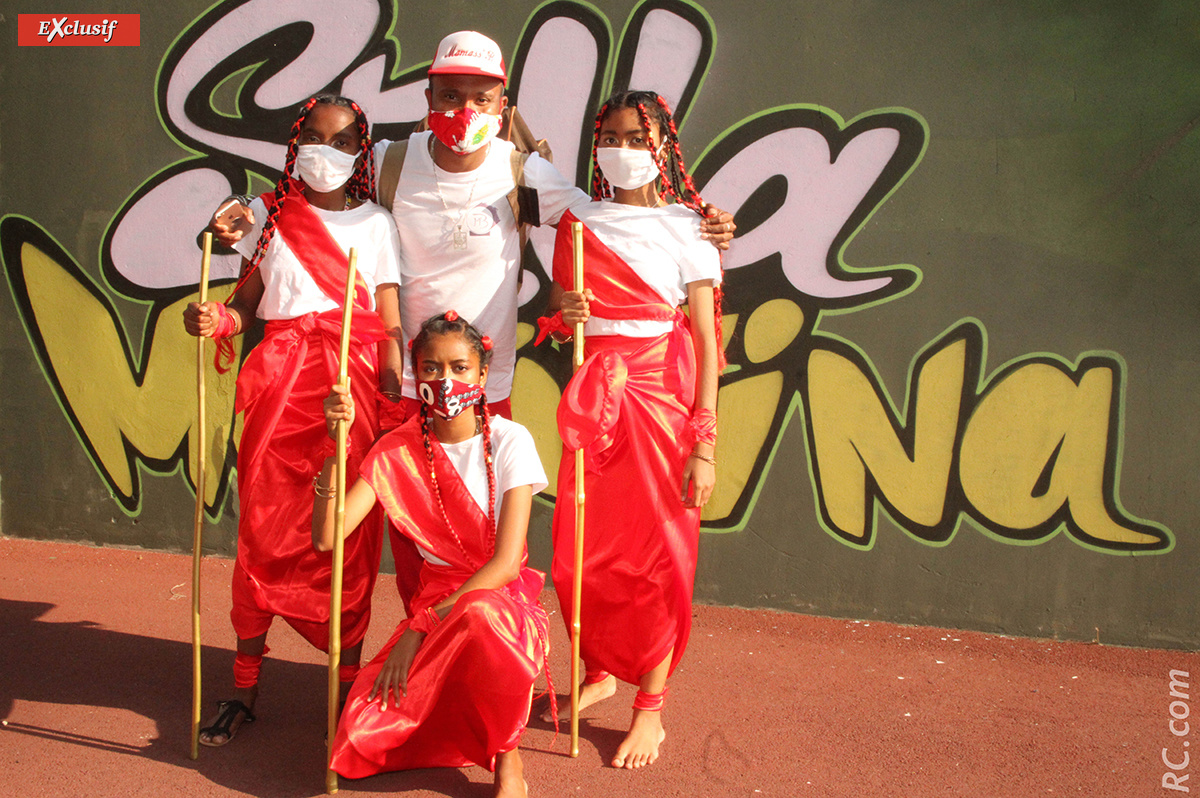 Eric Lejoyeux, fondateur de Mamas' B avec ses jeunes danseuses : Gipsy, Maria et Rebecca