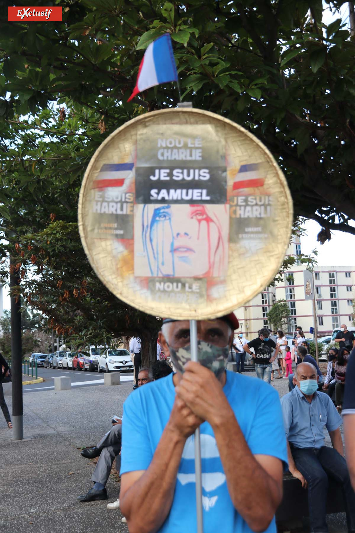 Hommage au professeur décapité sur le Parvis des Droit de l'Homme