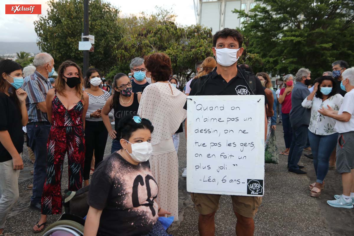 Hommage au professeur décapité sur le Parvis des Droit de l'Homme