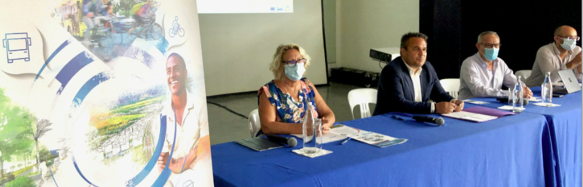 Fabienne Couapel-Sauret, vice-présidente de la Région, déléguée aux transports, Didier Robert, président de la Région, et les responsables des travaux