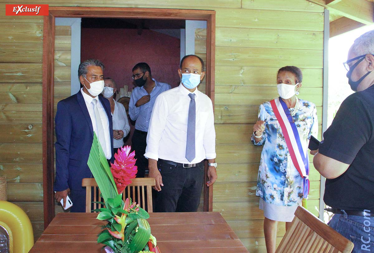 Visite du bungalow-témoin. Ici Salim Nana Ibrahim, adjoint au maire de Saint-Paul et Huguette Bello, maire de Saint-Paul