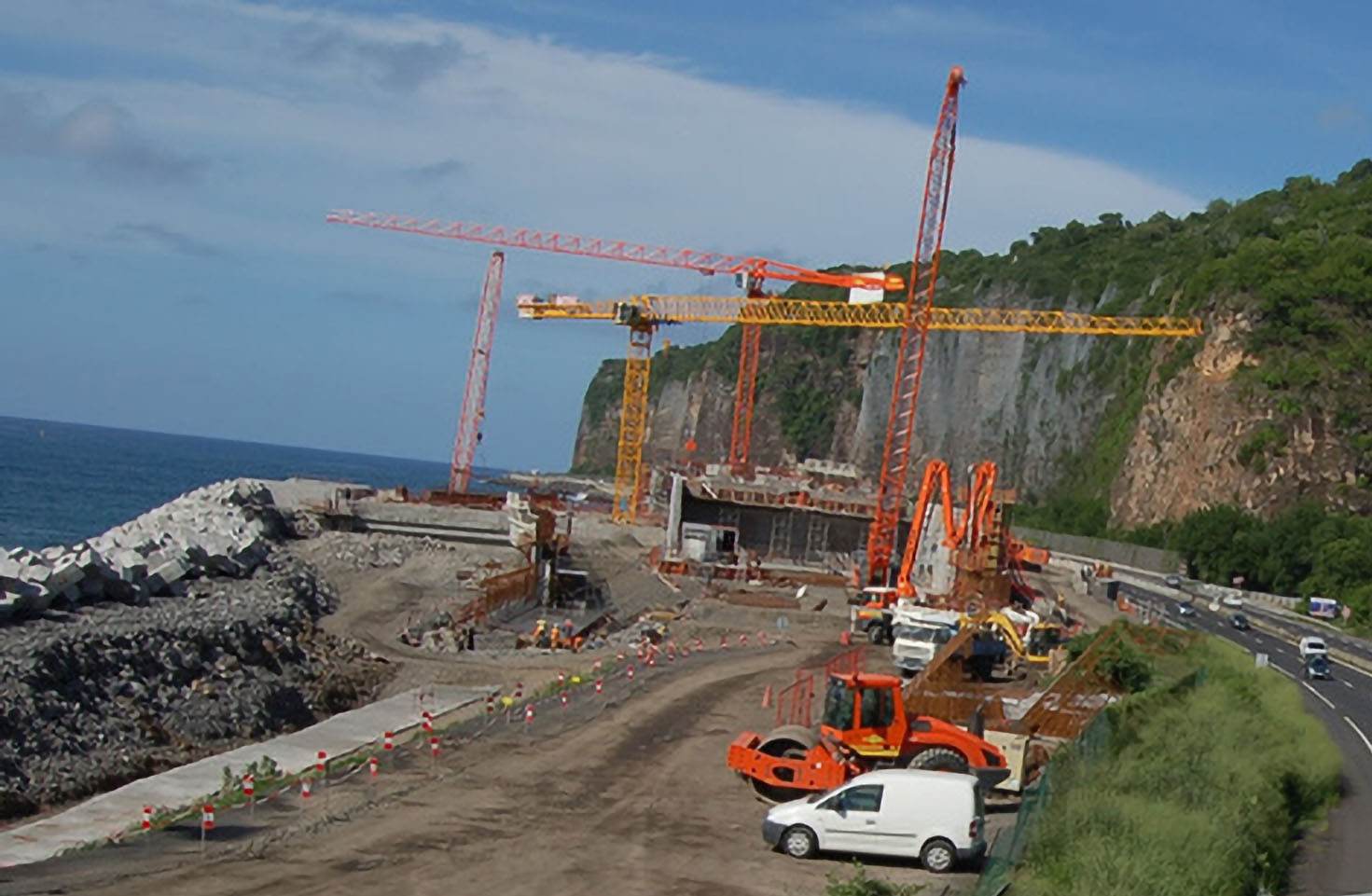 Les travaux de la partie digue avancent à pas d'escargot... (photo journal.re)