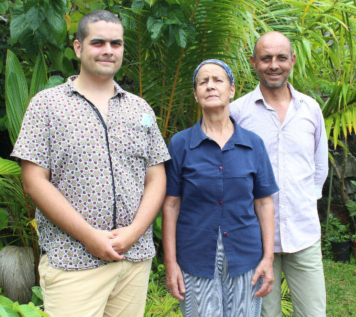 La famille Huet de Basse Vallée, premiers raccordés au Très Haut Débit: Thomas, étudiant, Marie-Marthe, retraitée, et Jean-Patrick, enseignant