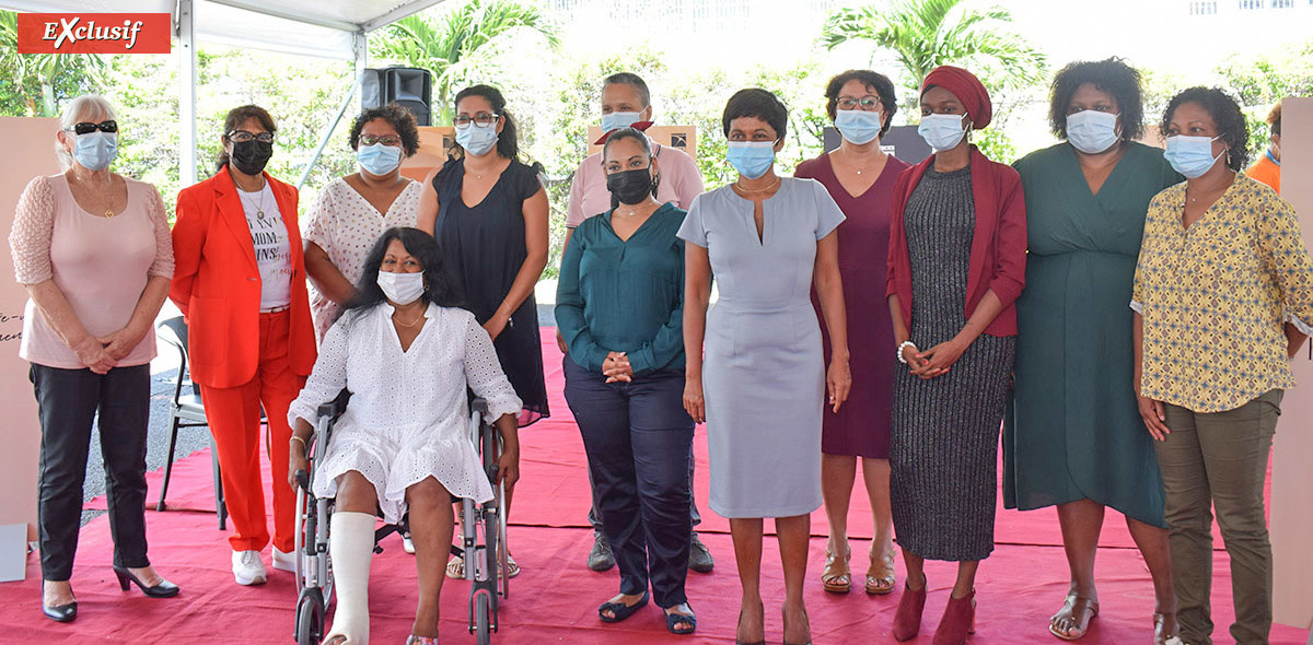 La photo de famille avec la maire Ericka Bareigts