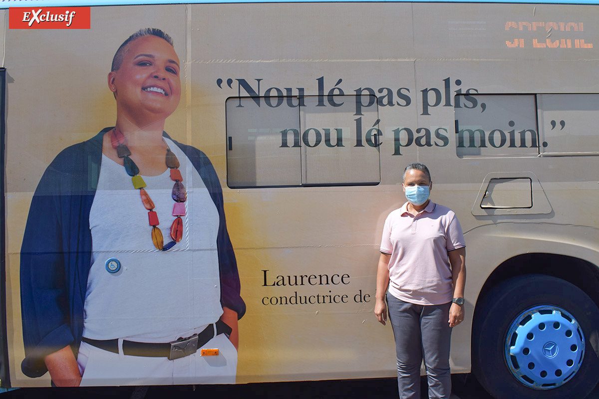 Laurence en photo sur le bus, et Laurence en photo en vrai!