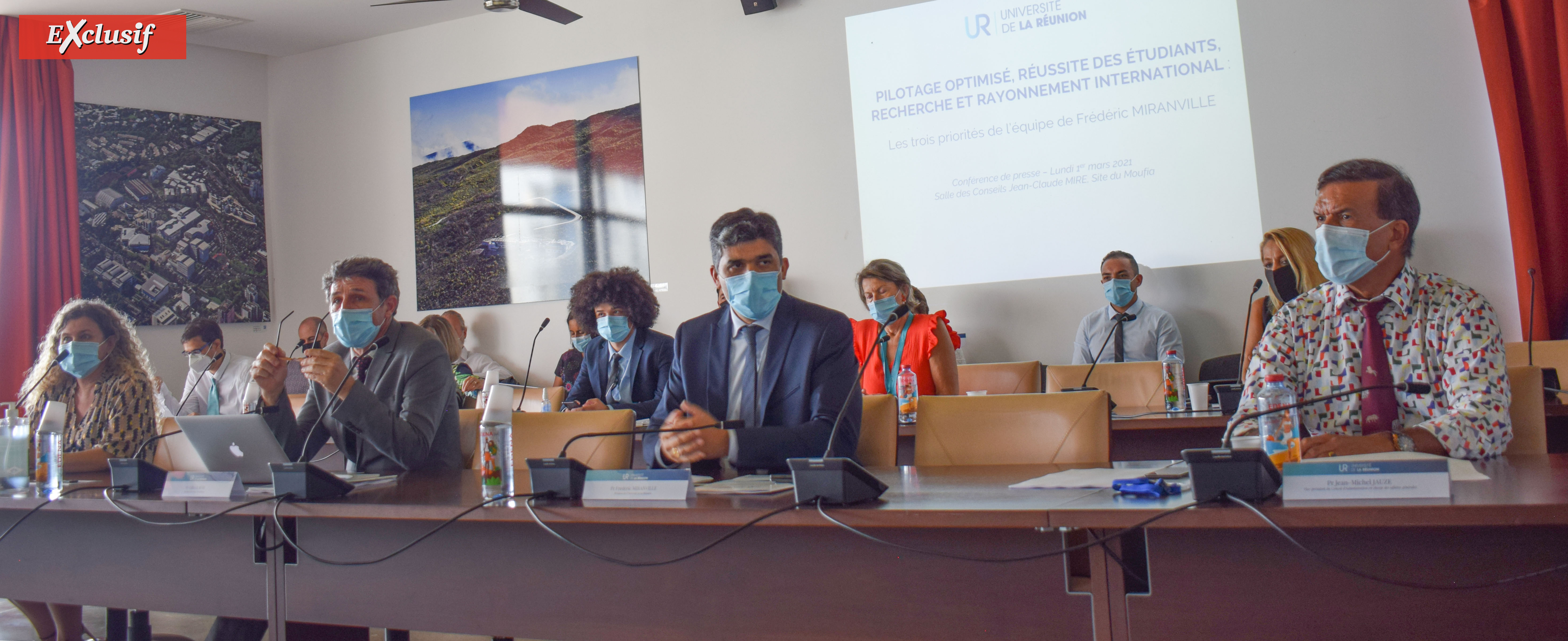 Gilles Lajoie (à gauche sur la photo), président du Conseil Académique de l'Université