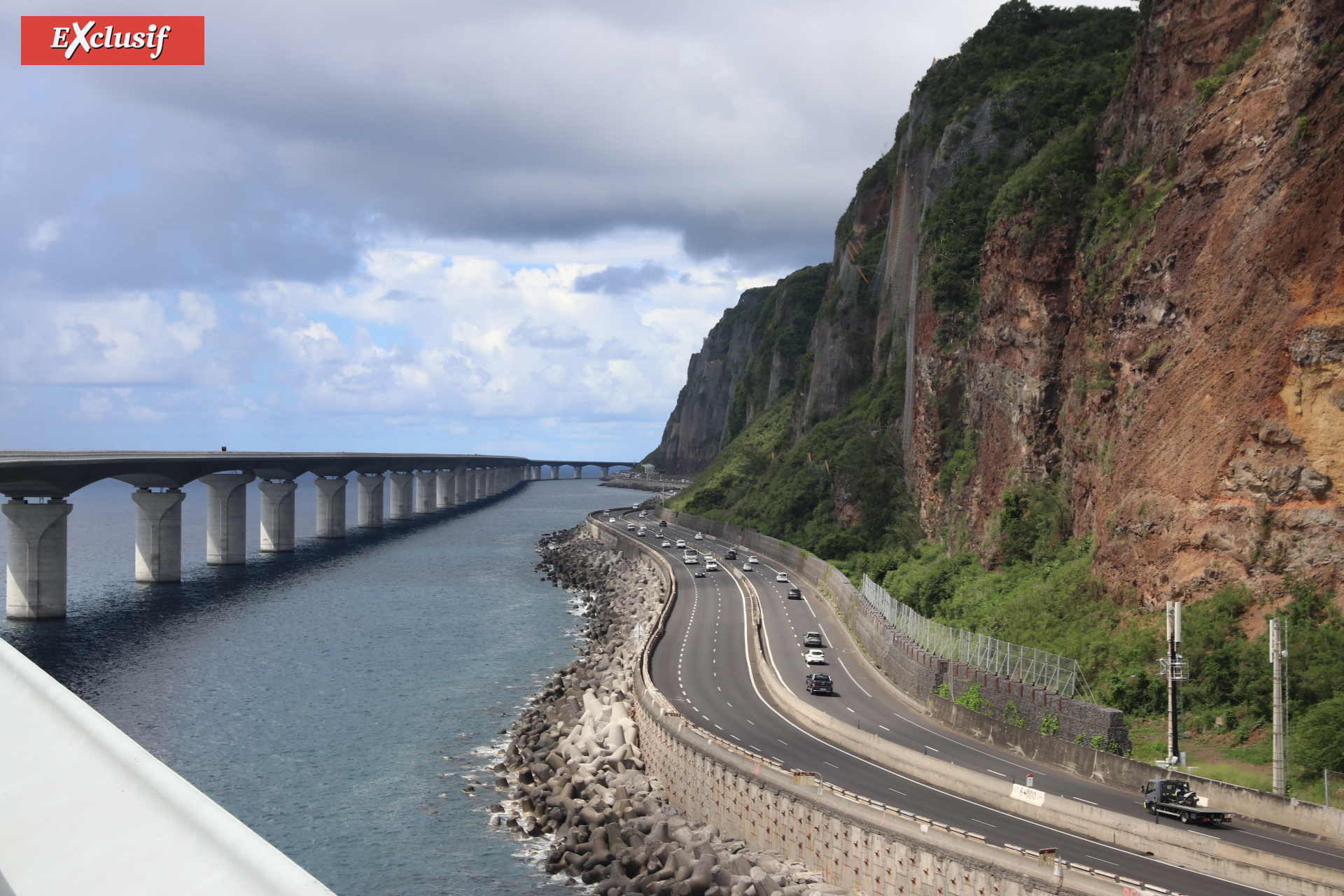 L'actuelle route est proche de la falaise...