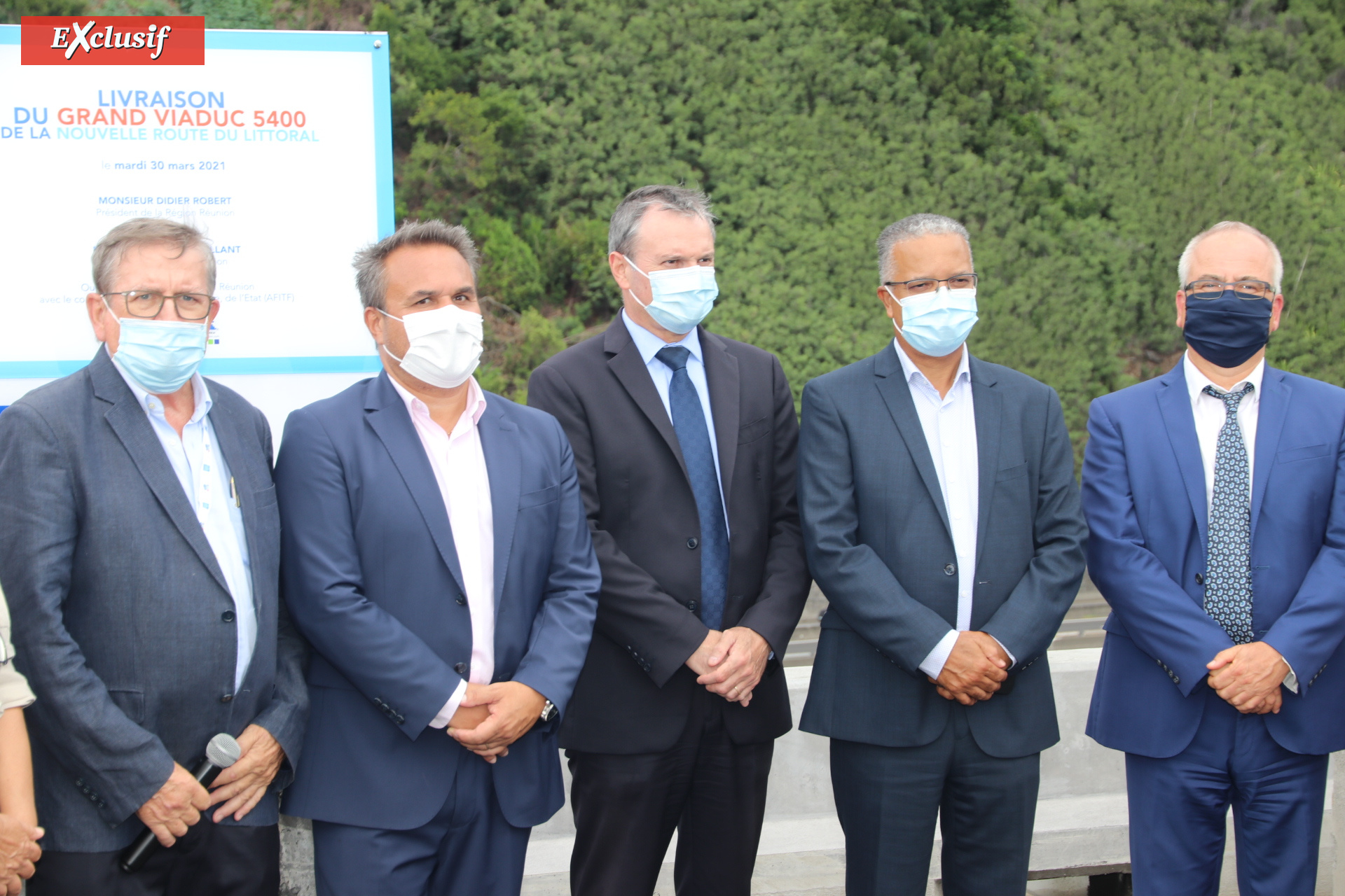 Devant la plaque commémorative, Dominique Fournel, vice-président de la Région Réunion, Didier Robert, président de la Région Réunion, Jacques Billant, Préfet de La Réunion, Cyrille Melchior, président du Conseil Départemental, et Philippe Grammont, de la DEAL