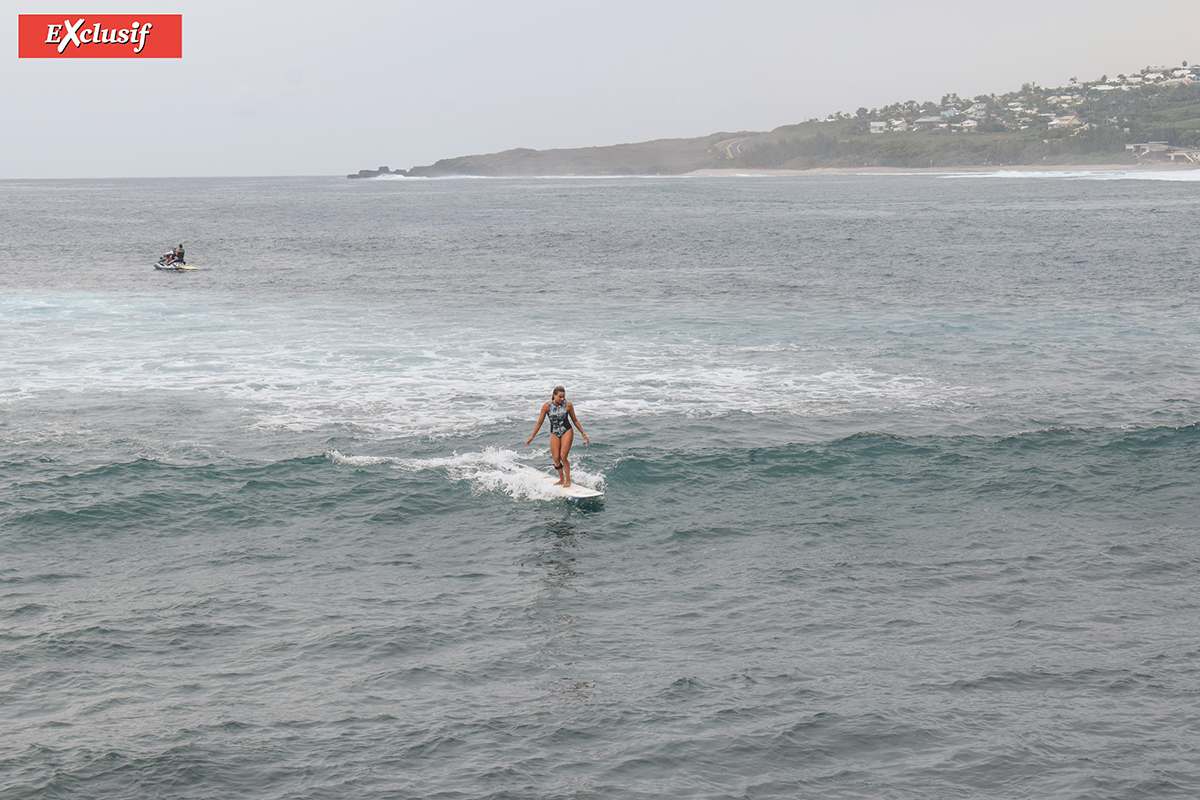 Alice Lemoigne, championne du monde de longboard, surfe avec le Crédit Agricole