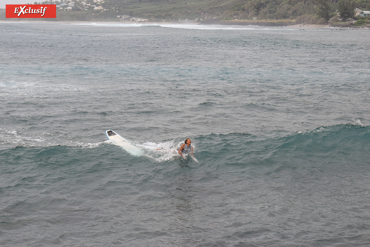 Alice Lemoigne, championne du monde de longboard, surfe avec le Crédit Agricole