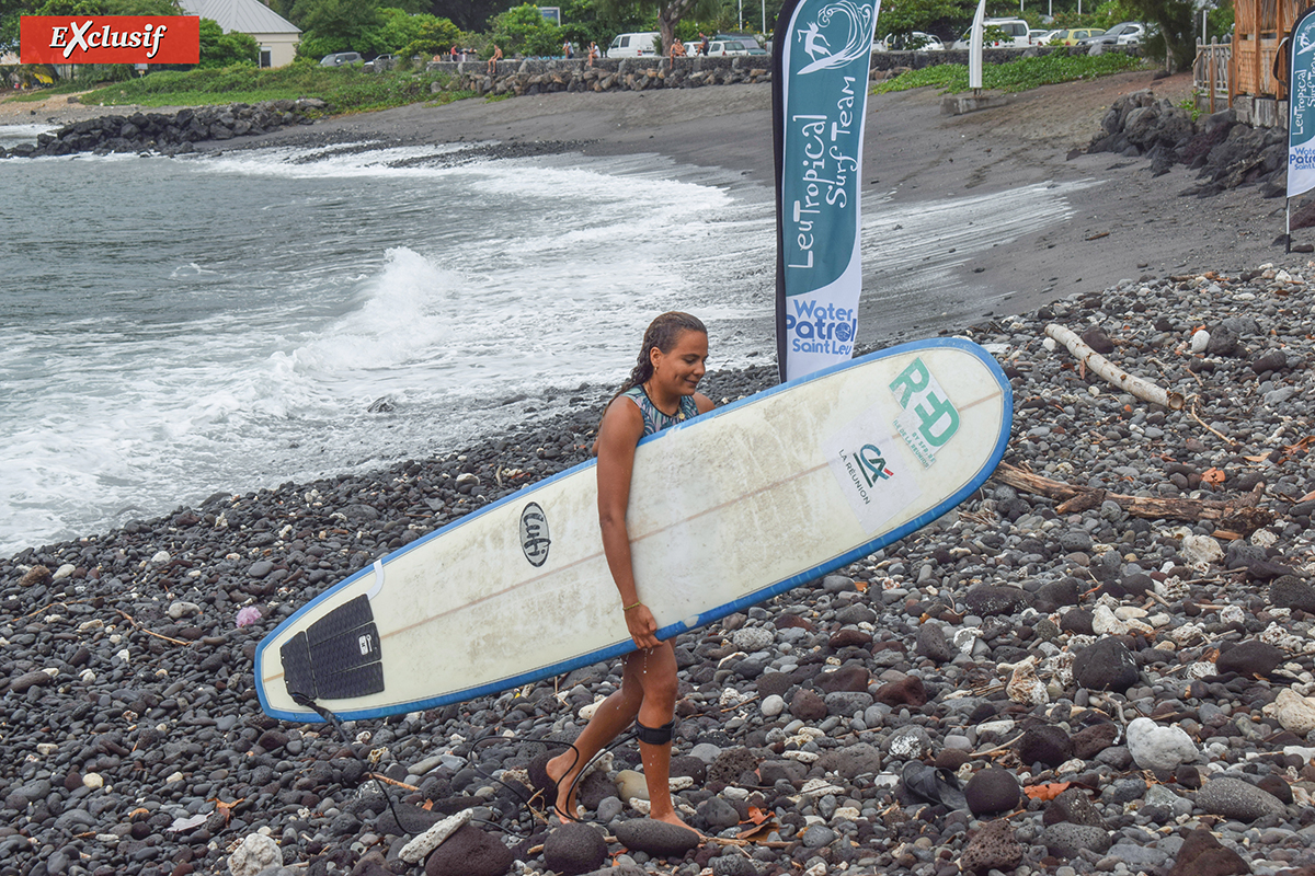 Alice Lemoigne, championne du monde de longboard, surfe avec le Crédit Agricole