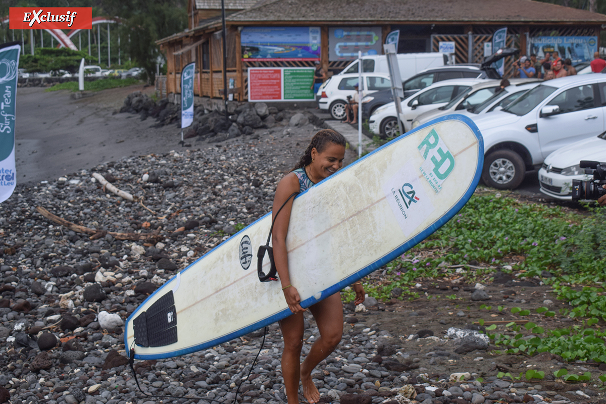 Alice Lemoigne, championne du monde de longboard, surfe avec le Crédit Agricole