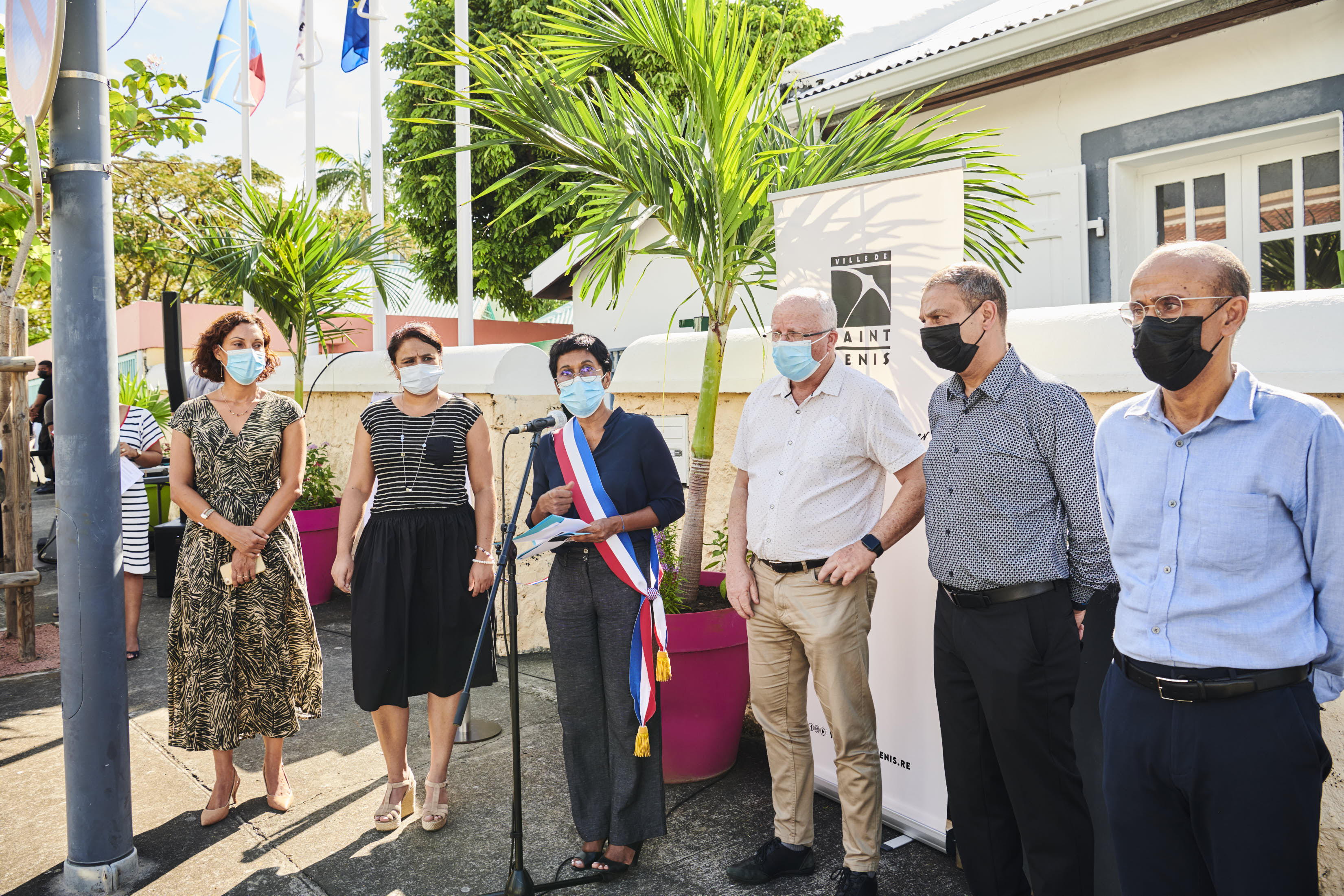 Véronique Lauret, directrice Ecole Centrale maternelle, Raihanah Valy, élue du centre ville, Ericka Bareigts, maire de Saint-Denis, Jean-François Hoarau, 1er adjoint, Yassine Mangrolia, adjoint, et Philippe Naillet, député (photo Mairie de Saint-Denis)