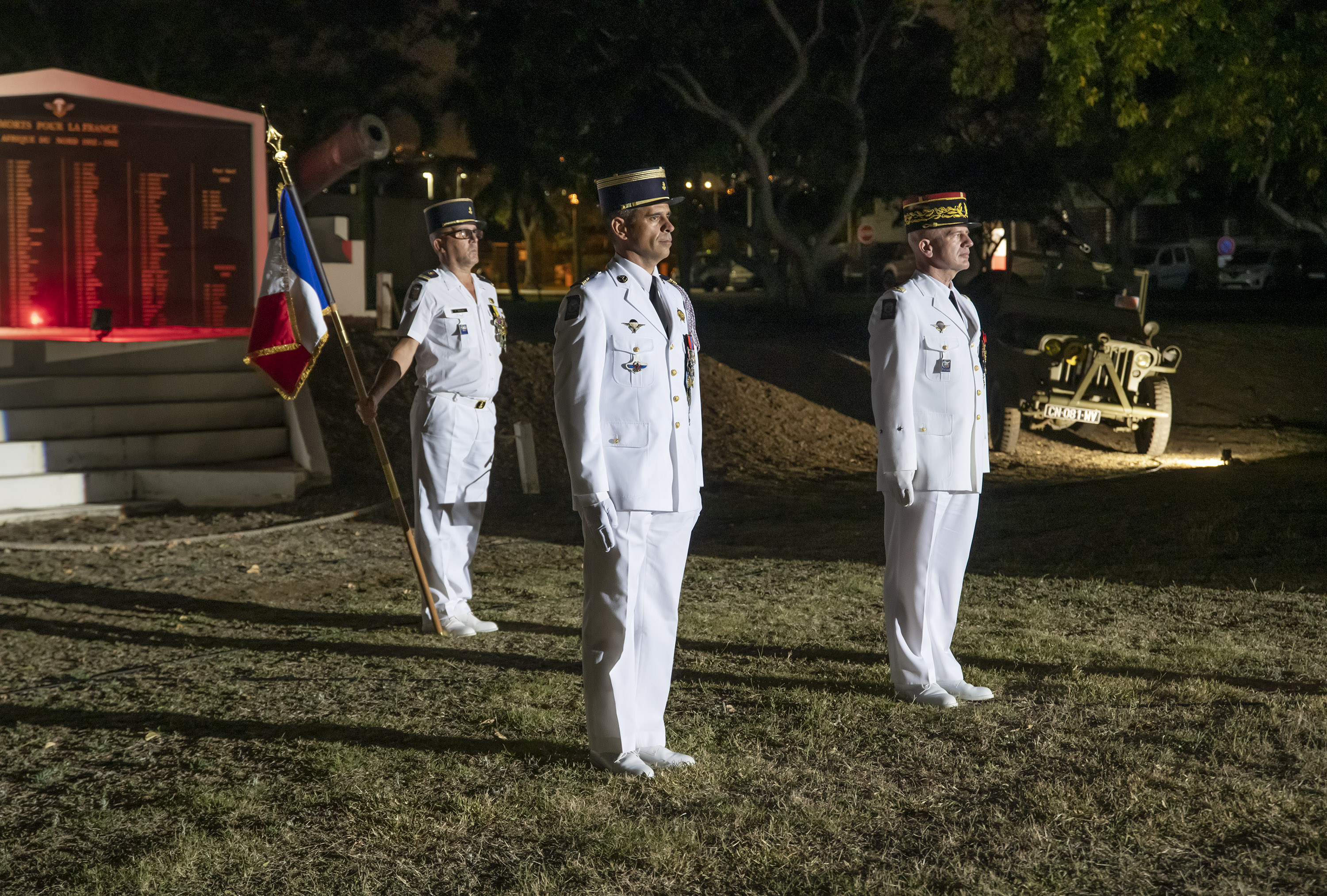 Une prise d'armes nocturne a eu lieu avec le général Laurent CLuzel, commandant supérieur des FAZSOI