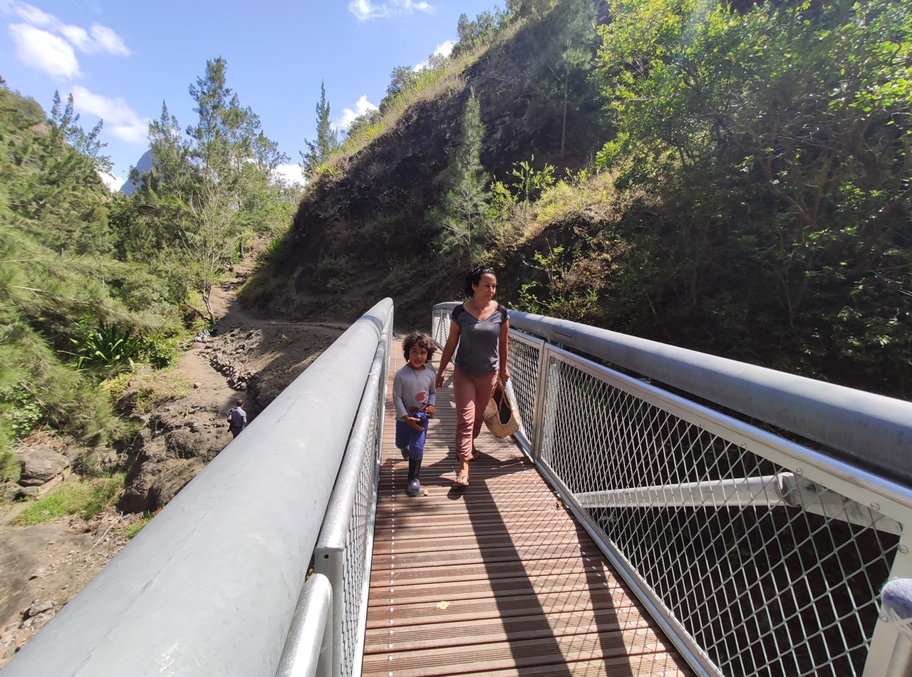 Pour les habitants du cirque, cette nouvelle passerelle est une bénédiction