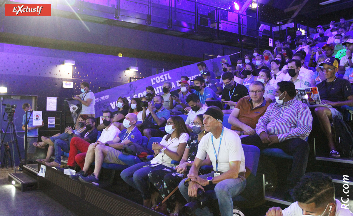 Une salle bien garnie pour la conférence de presse