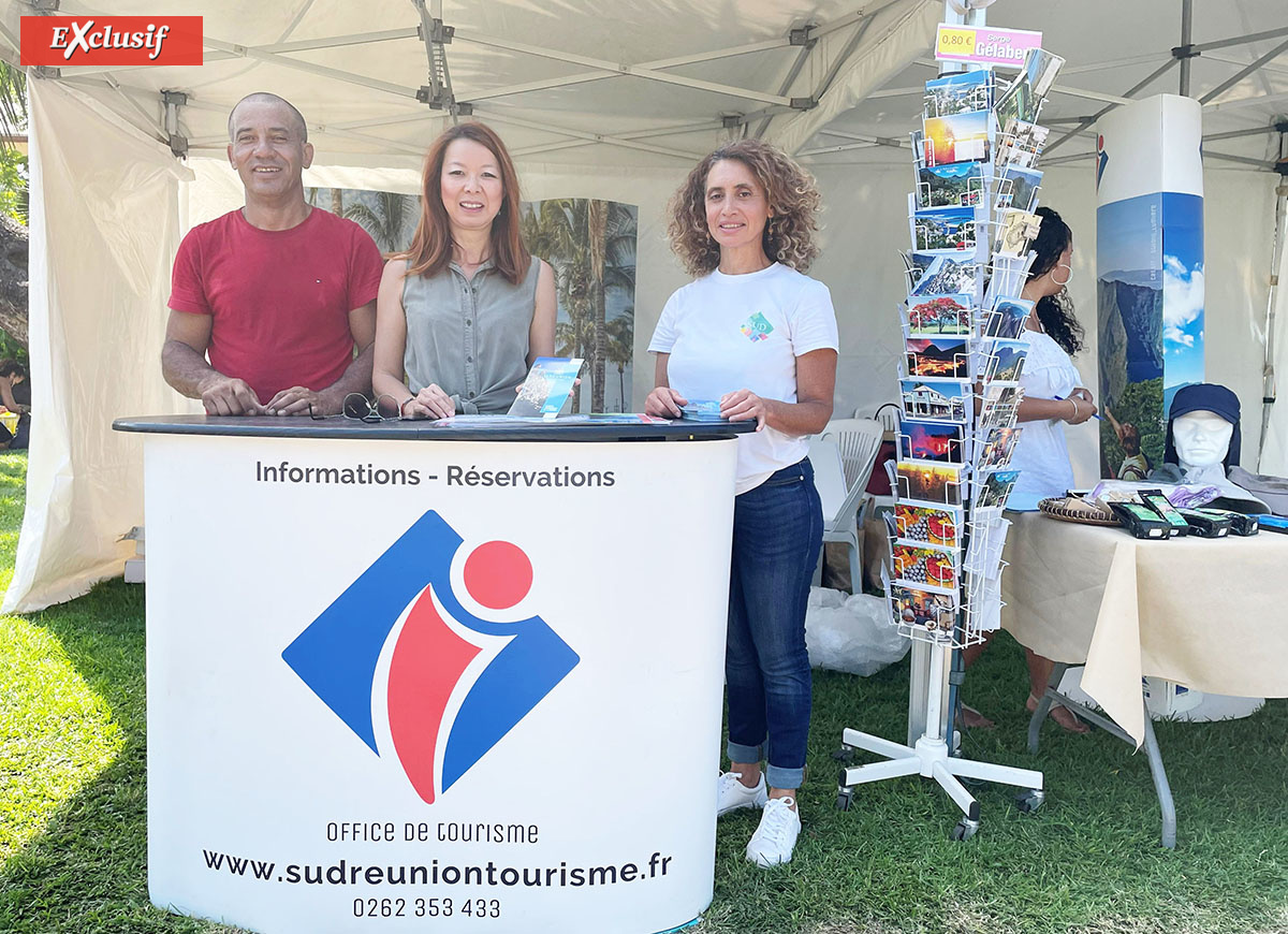 Sandrine Aho-Nienne, adjointe au maire, en visite sur le stand de Destination Sud Réunion