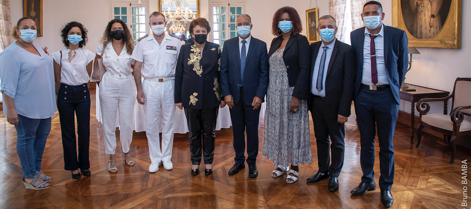 La photo de famille dans les salons de la Préfecture