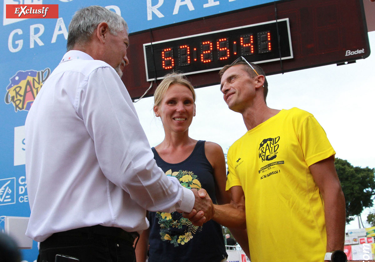 Le président de l'association Grand Raid, Pierre Maunier, félicite les futurs mariés