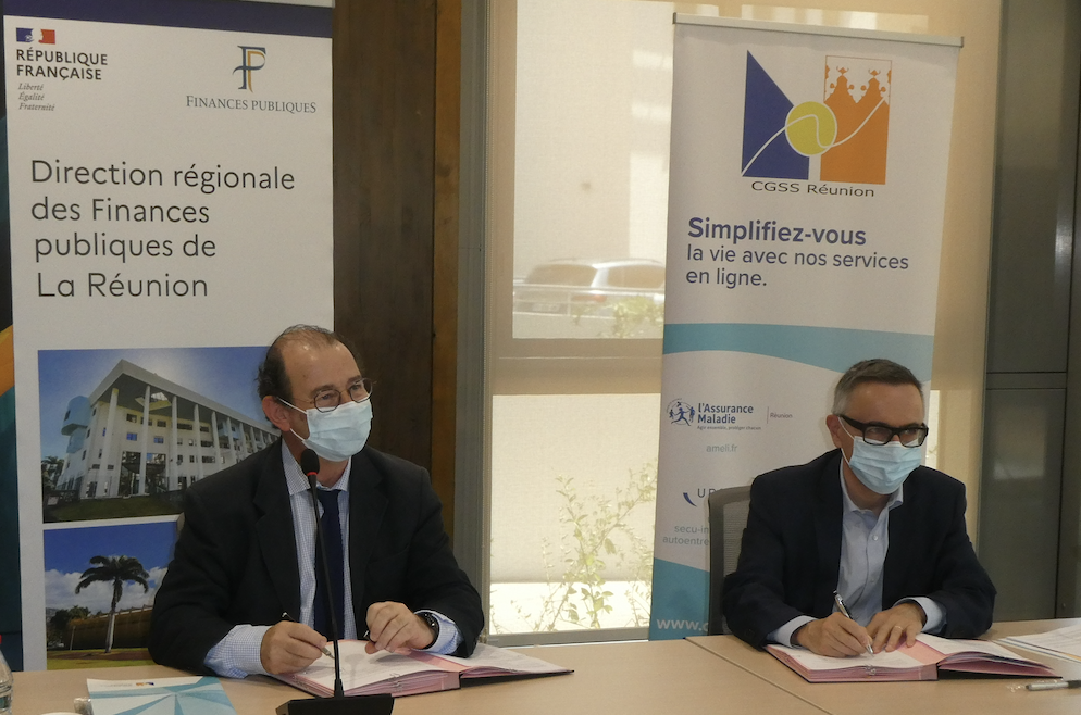 Signature par Joaquin Cester, directeur régional des Finances Publiques, et Benoît Sério, directeur général de la CGSS