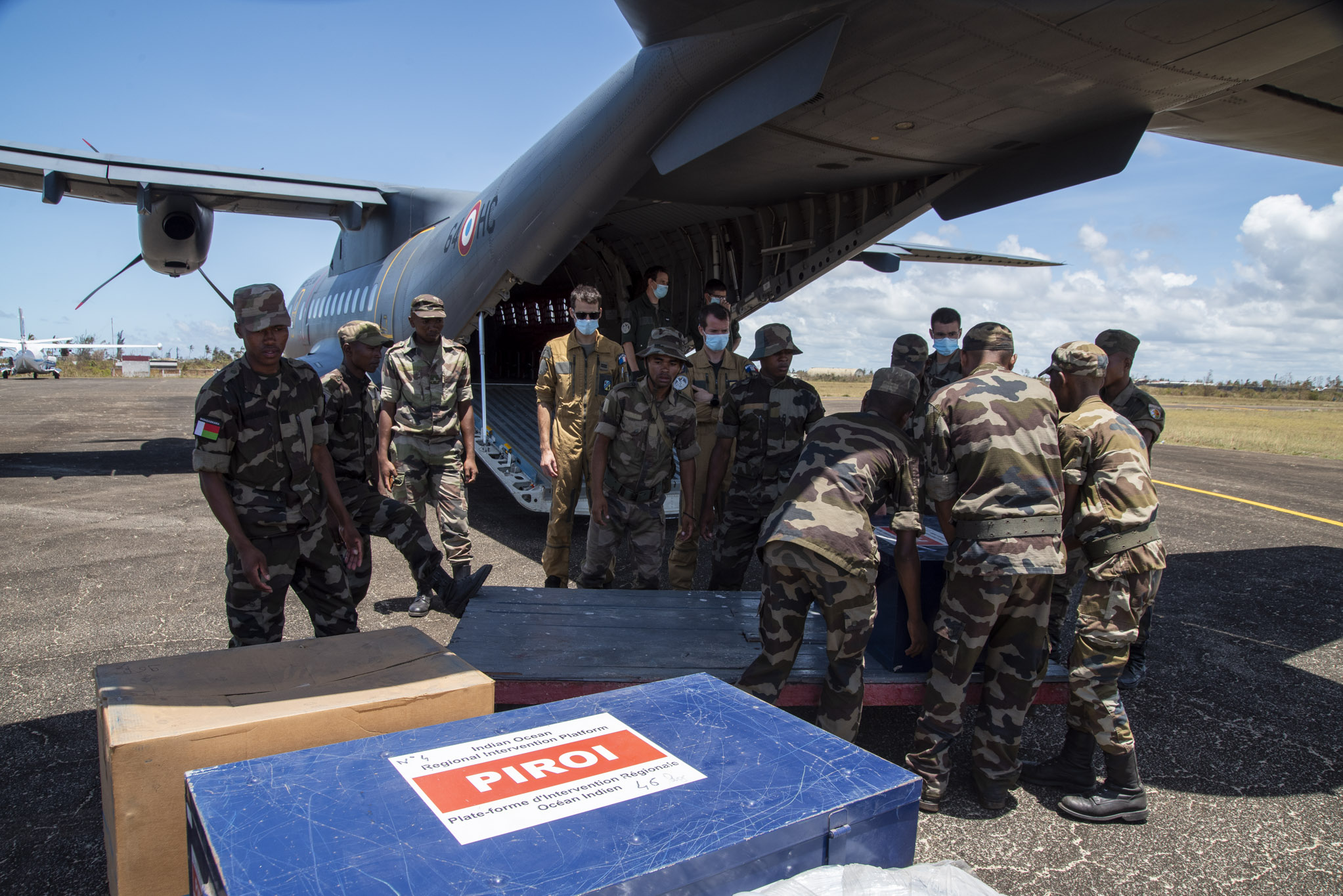 Les militaires s'apprêtent à transporter les caisses de matériel...