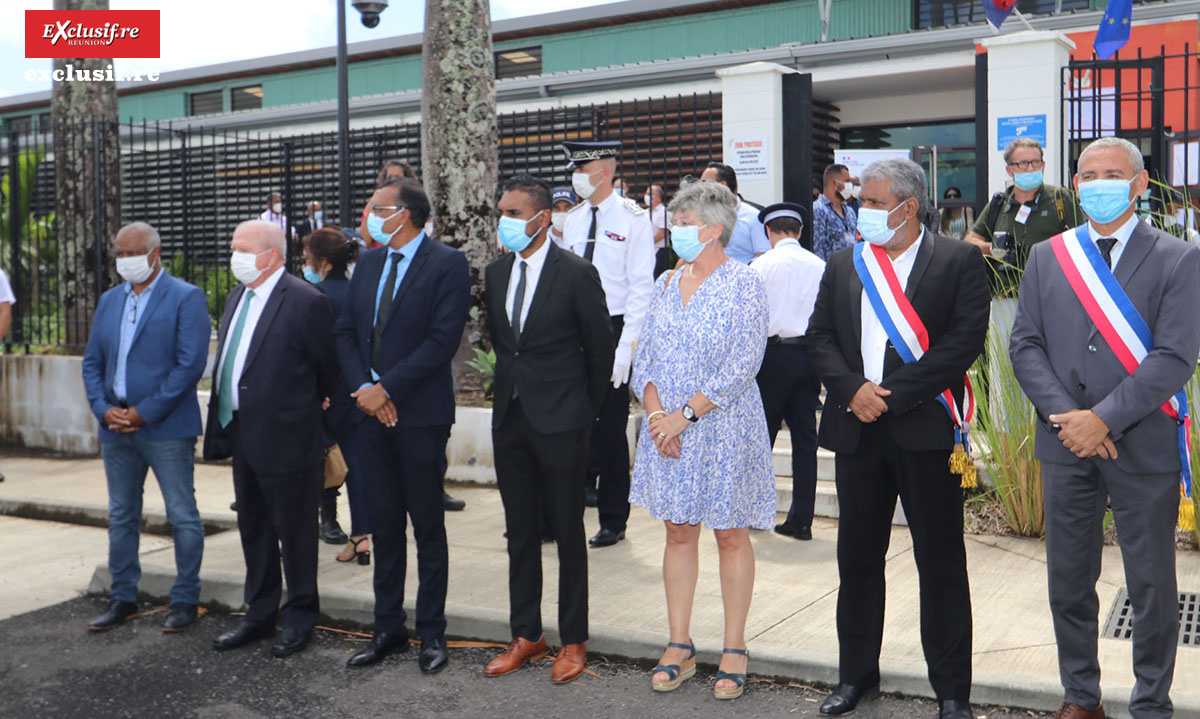 Le comité d'accueil attendant le Ministre: Johny Payet, maire de la Plaine des Palmistes, Michel Vergoz, maire de Sainte-Rose, Jeannick Atchapa, maire de Bras Panon, Patrice Selly, maire de Saint-Benoît, Véronique Denizot, procureure de la République de Saint-Denis, Jean-Hugues Ratenon, député, et Joé Bédier, maire de Saint-André