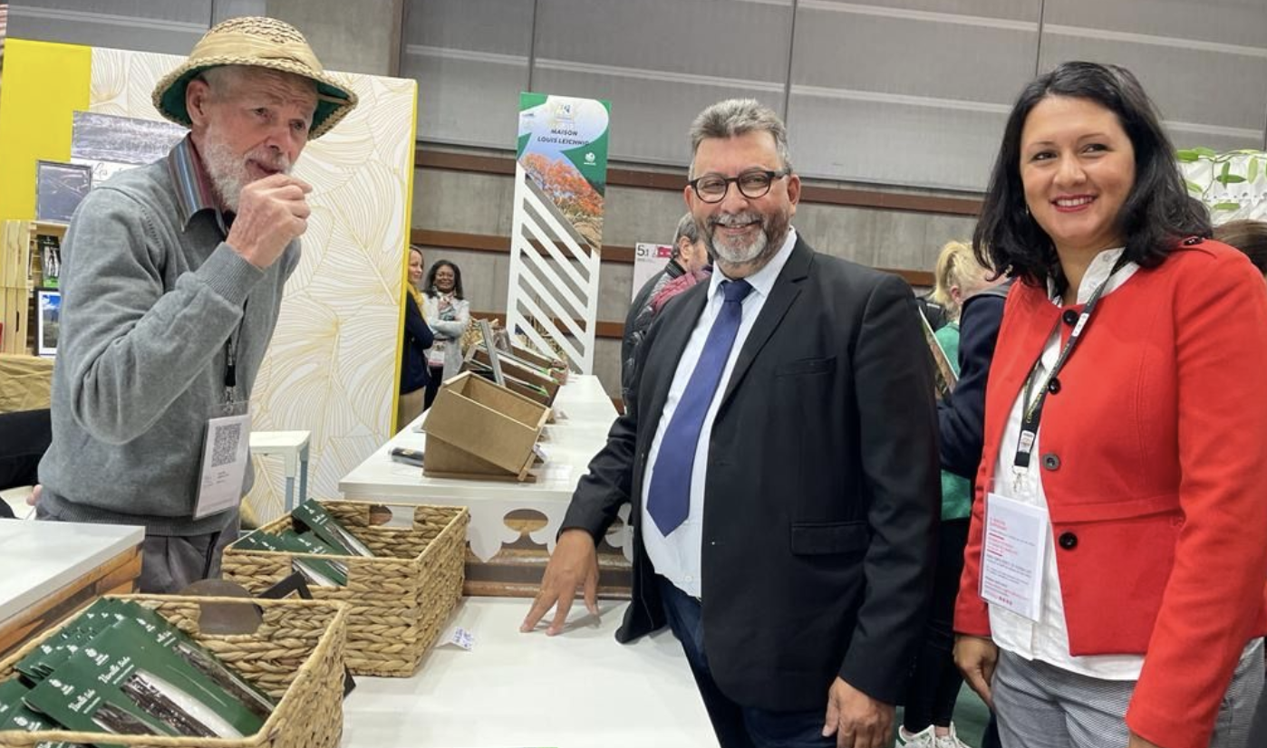 Patrick Lebreton, 1er vice-président de la Région Réunion et président de l'IRT, accompagné de Susan Soba, directrice de l'IRT, a visité plusieurs stands donc celui de Louis Leichnig, le spécialiste réunionnais de la vanille