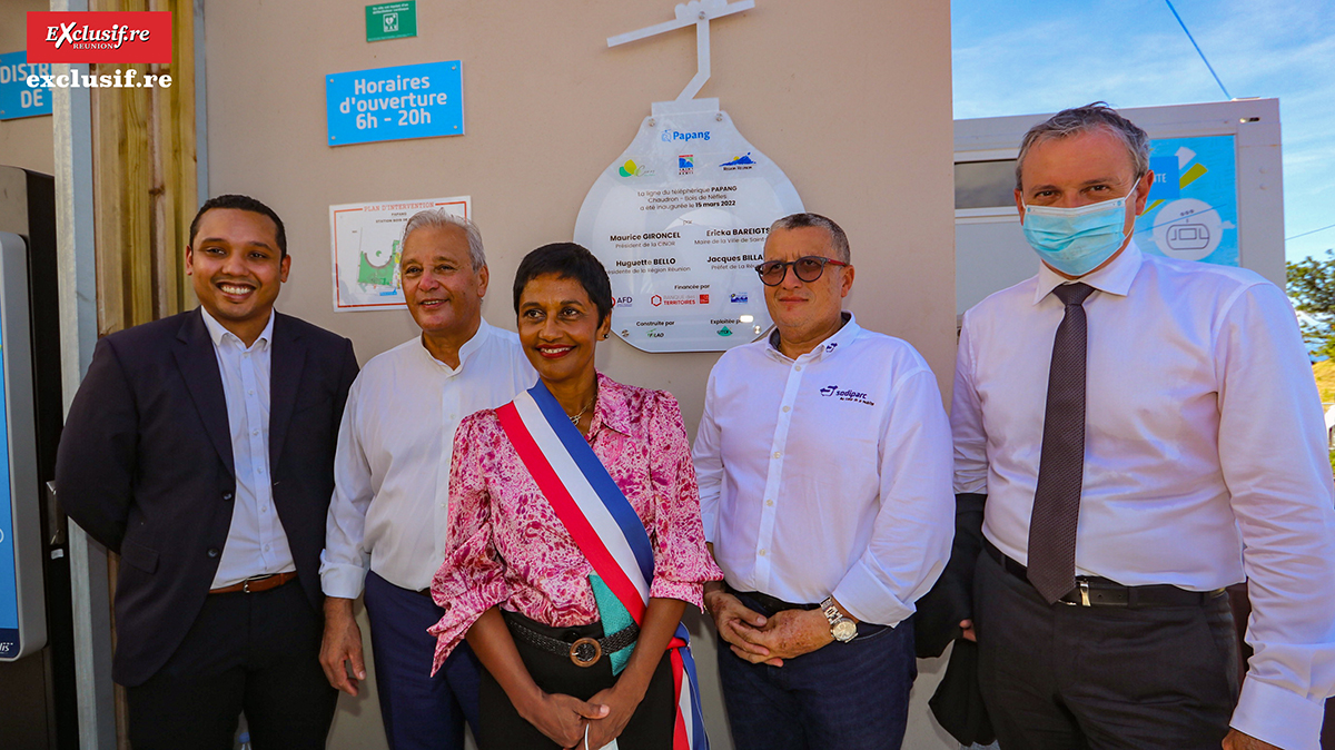 Patrice Boulevart, vice-président de la Région, Maurice Gironcel, président de la Cinor, Ericka Bareigts, maire de Saint-Denis, Gérard Françoise, président de la Sodiparc, et Jacques Billant, Préfet de La Réunion, devant la plaque commémorative