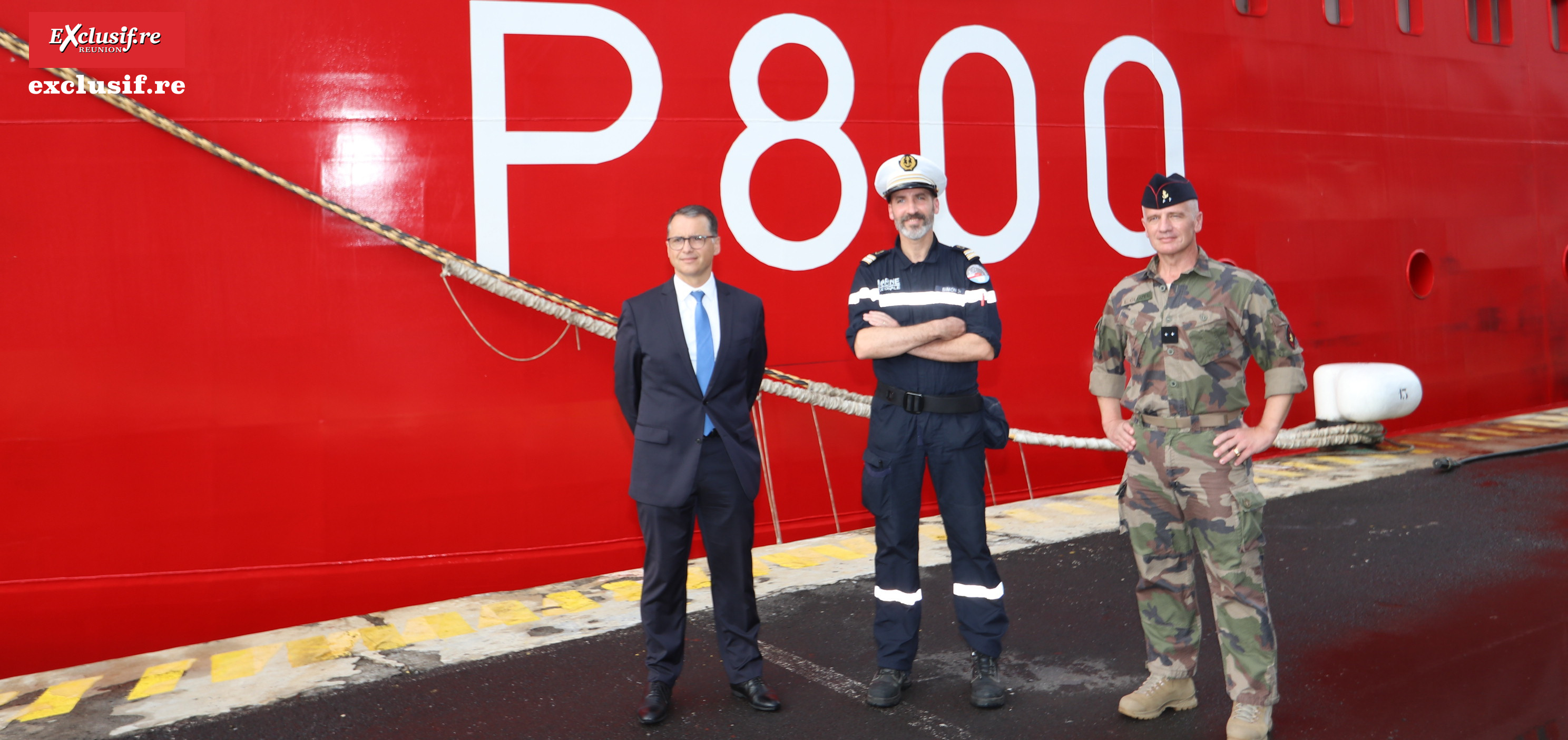 Thierry Dousset, secrétaire général des TAAF, le pach Alban Simon, commandant du navire, et Laurent Cluzel, commandant supérieur des FAZSOI