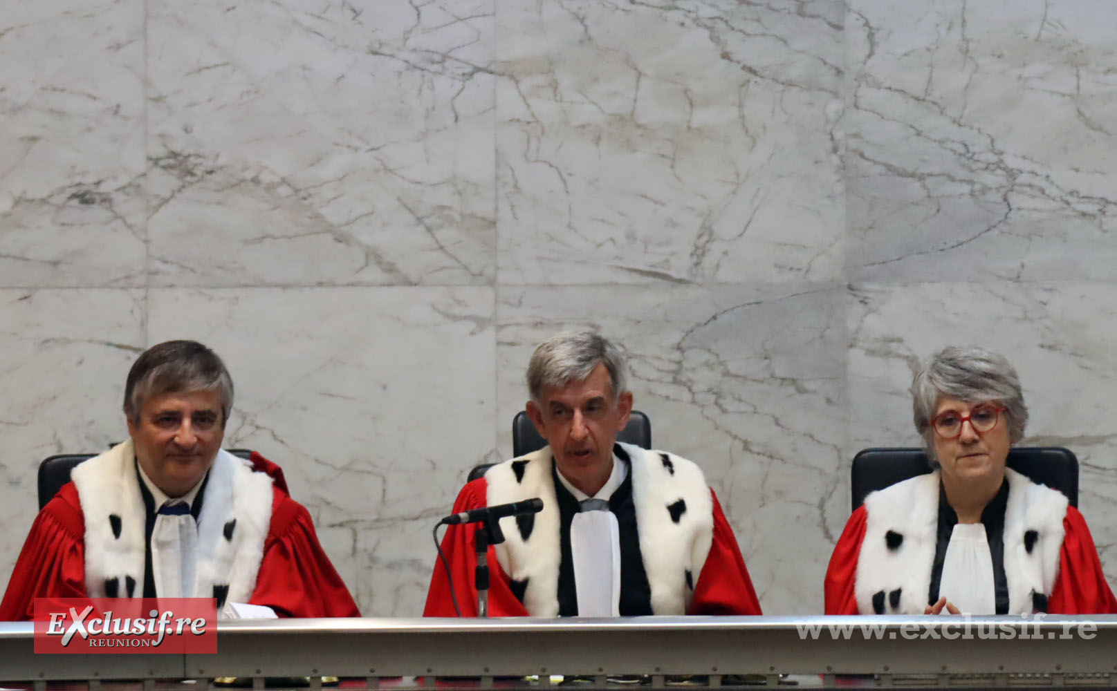 Alain Chateauneuf, premier présidentde la Cour d'appel de Saint-Denis, entouré de conseiller.e.s