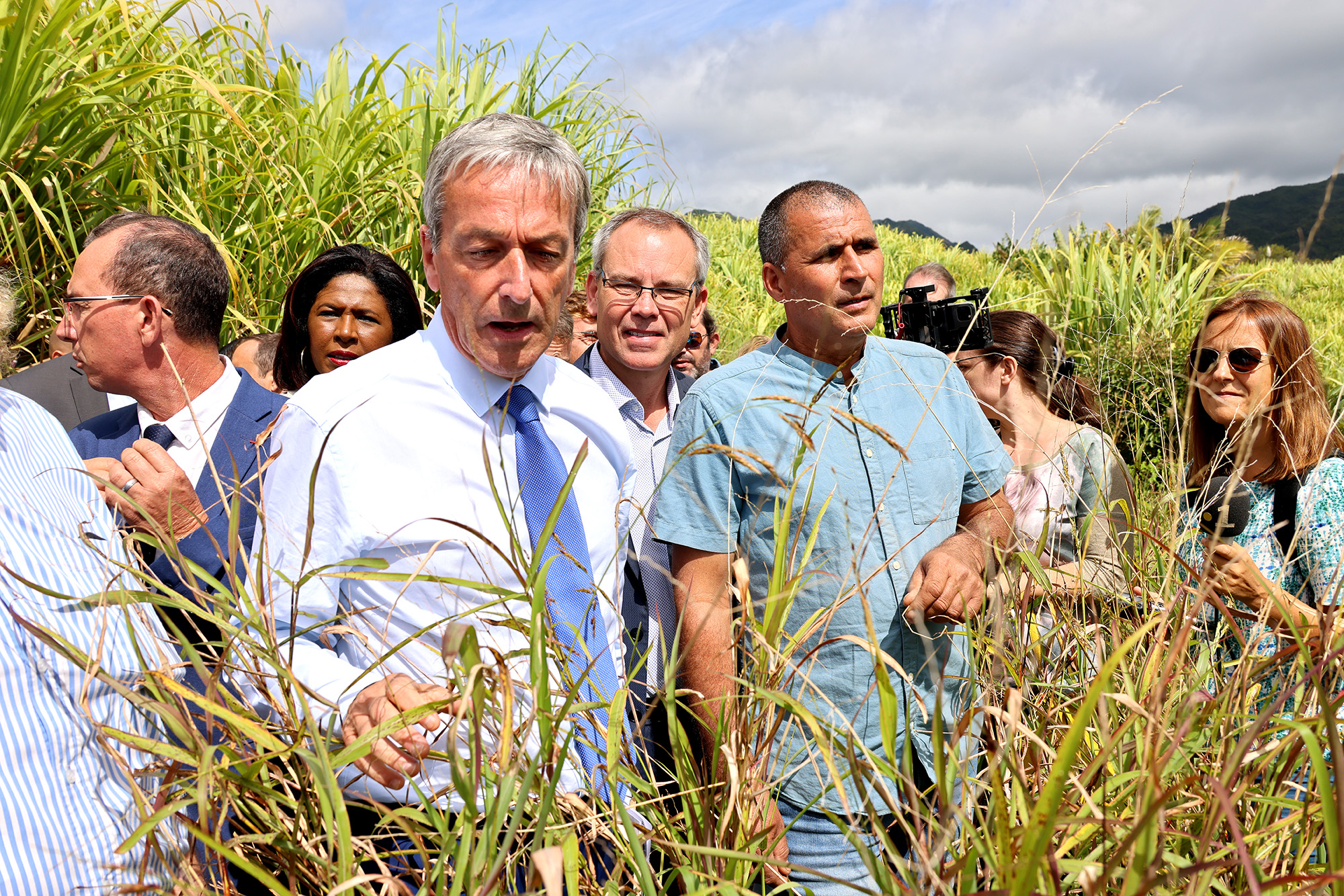 Philippe Vigier a tombé la veste pour aller à la rencontre des planteurs de cannes