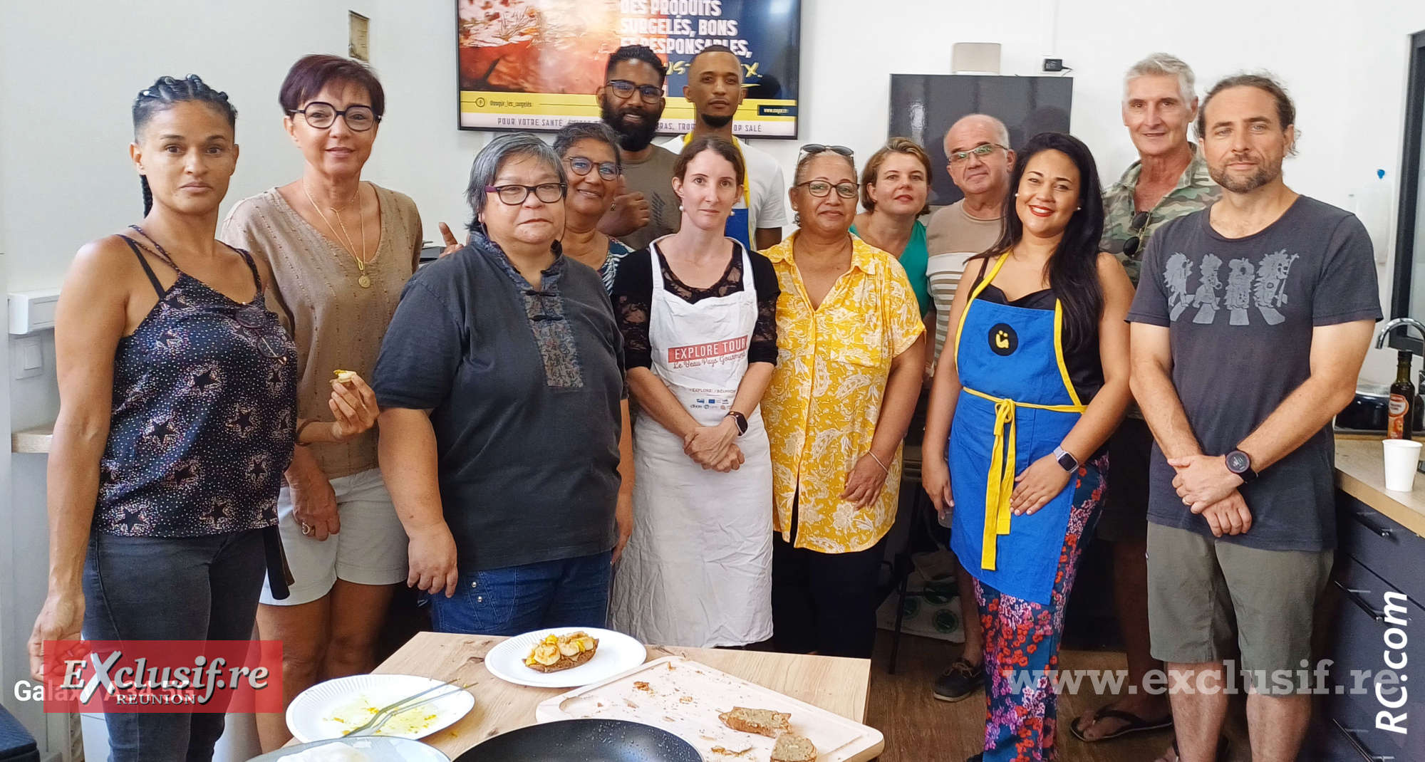 La photo de famille avec notamment Keturah Hoareau (tablier bleu), responsable du magasin Augur, le chef Joey Atchama et Manu Basque, responsable adjoint du magasin (au fond au centre), et aussi Stéphanie Calligaro, Alain Ricci, Corine NG Tock Mine, Sylvain Lenoir,...