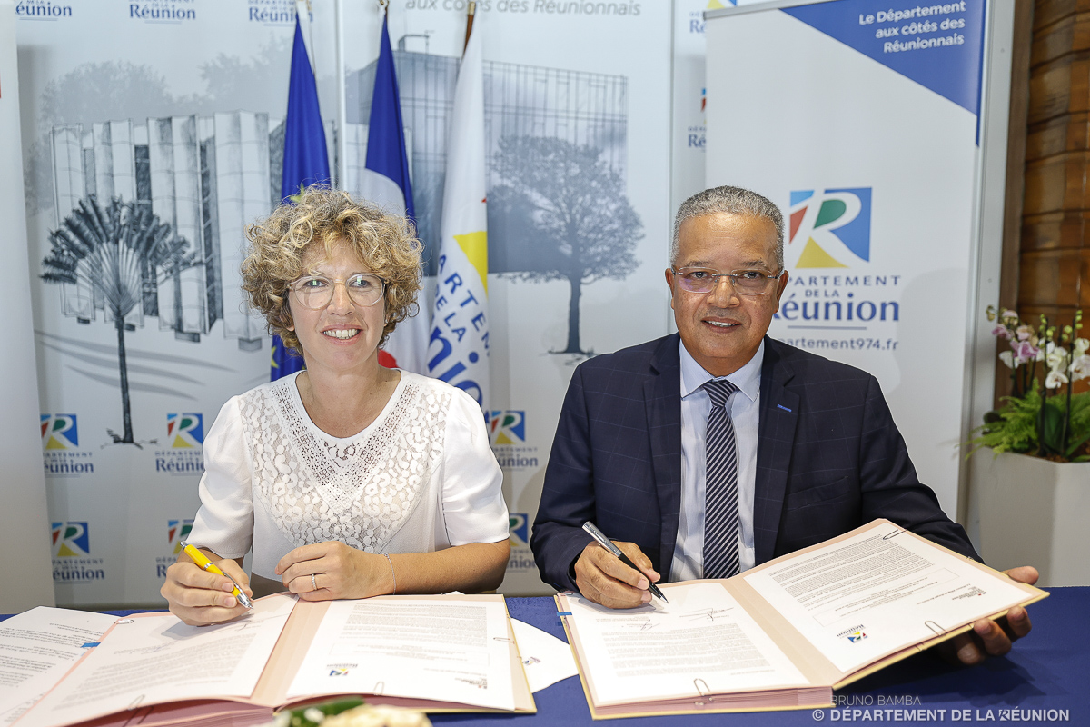 Signature des conventions (photo Bruno Bamba)