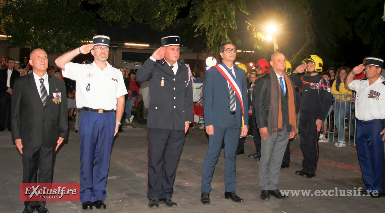 Les officiels devant le Monument aux morts pour la cérémonie officielle