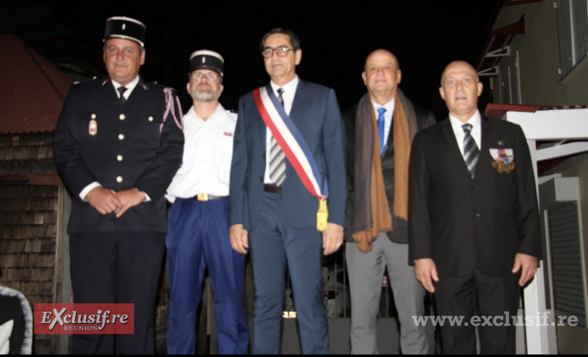 Sur le podium officiel, le commandant des pompiers de la commune, le commandant de brigade de gendarmerie de l'Entre-Deux, le maire Bachil Vally, Patrick Bègue, 1er adjoint, et Eric Leveneur, président de l'association des Anciens Combattants de l'Entre-Deux