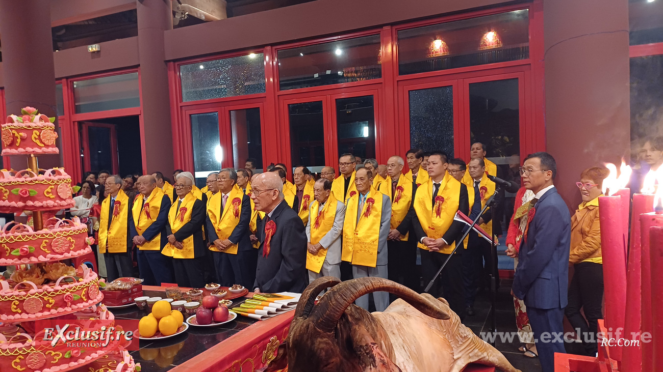 Moment solennel lors du rituel des anciens devant la statue de Guandi